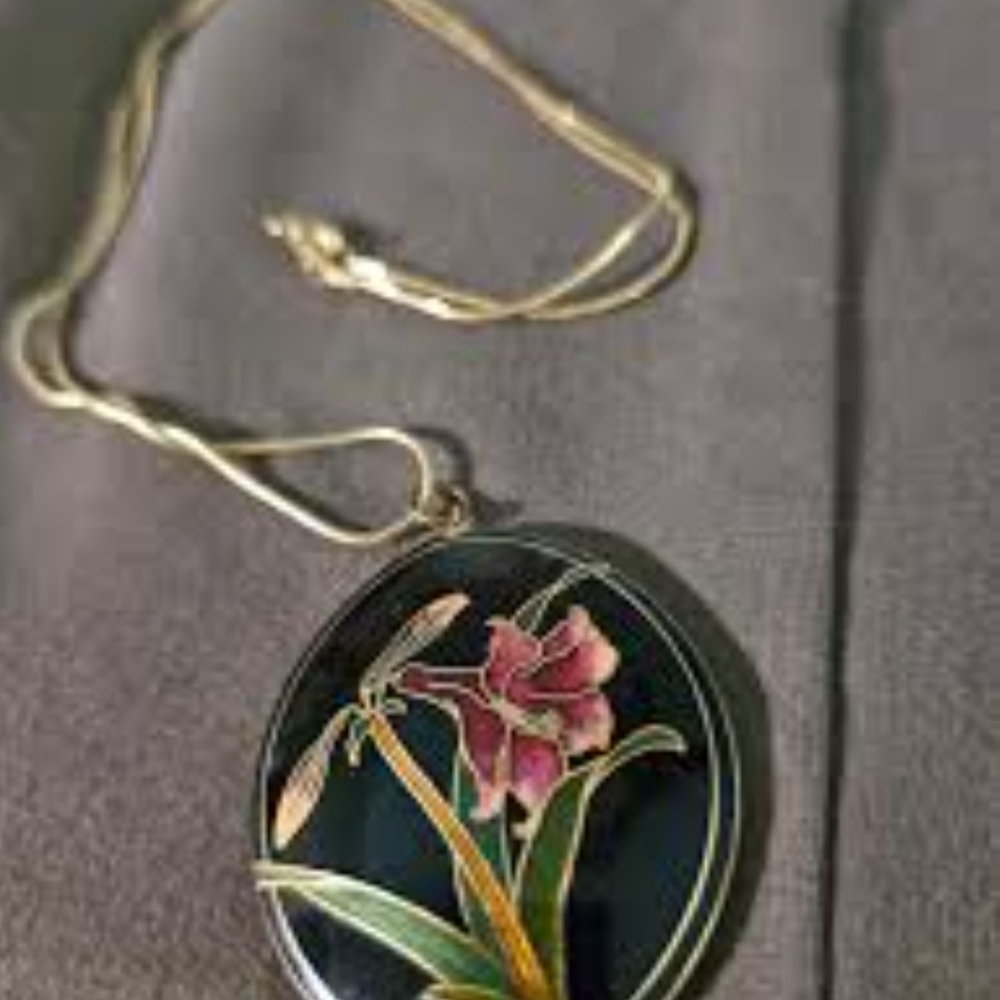 Elegant Floral Pendant Necklace